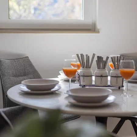 2 Schlafzimmer Mit Grosser Terrasse דירה *
